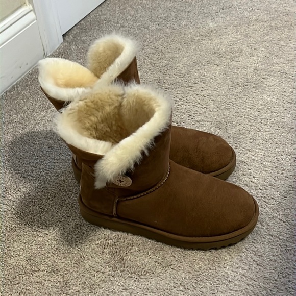 Short Ugg with button - Picture 1 of 3